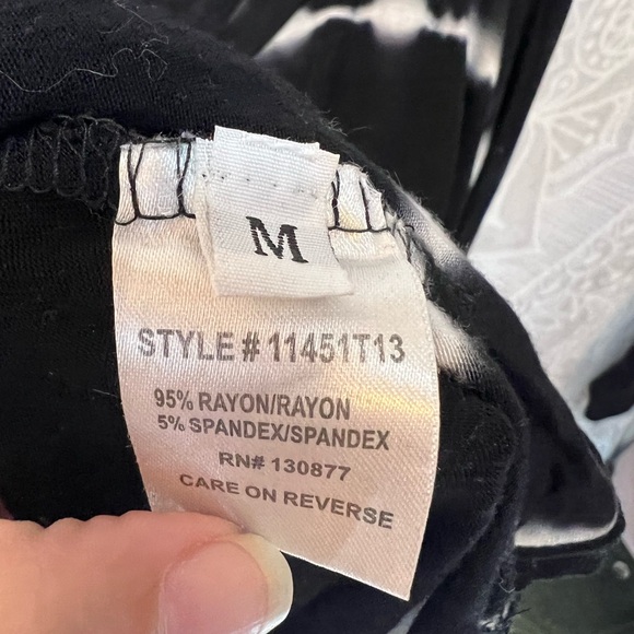 ADORABLE WHITE STRIPE BLACK SHIRT TOP TIE DYE SO COOL M MEDIIM - Picture 6 of 9